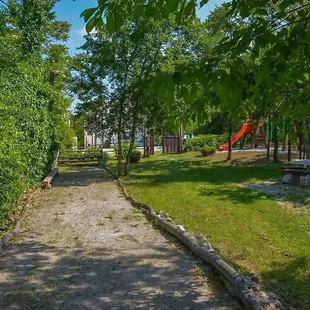 In Mit Garten, Grill Und Gemeinschaftlichem Pool